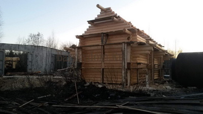 Процесс ручной рубки бани из бревна